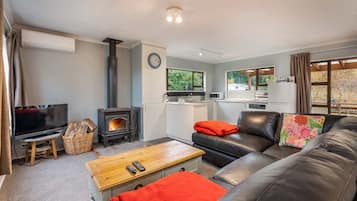 Smart TV, fireplace