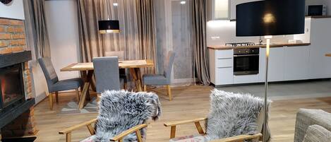 Tv, dvd-spelare, böcker och ett filmbibliotek
