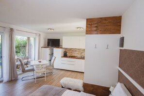 1 bedroom, iron/ironing board, travel cot, free WiFi - Comfort Studio with Patio (Visoko)