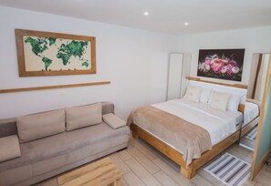 1 chambre, fer et planche à repasser, lit de bébé portatif