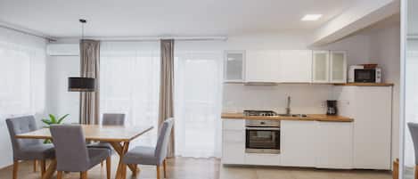 Coffee/tea maker, fridge, microwave, oven