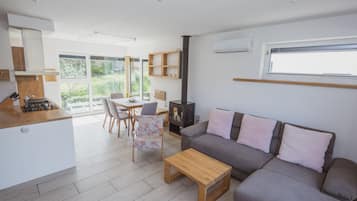 Fernseher, Kamin, DVD-Player, Bücher