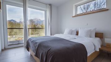 2 bedrooms, iron/ironing board, travel crib, WiFi (free)