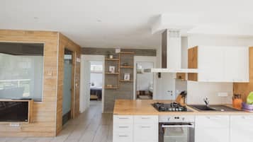 Coffee/tea maker, fridge, microwave, oven