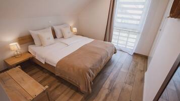 2 bedrooms, iron/ironing board, travel crib, WiFi (free)