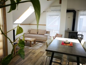 Un salon confortable avec un canapé, une table à manger et une cheminée.