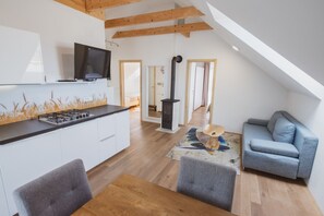 TV, peis, DVD-spiller og bøker