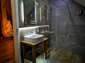 Een douche, een haardroger, handdoeken