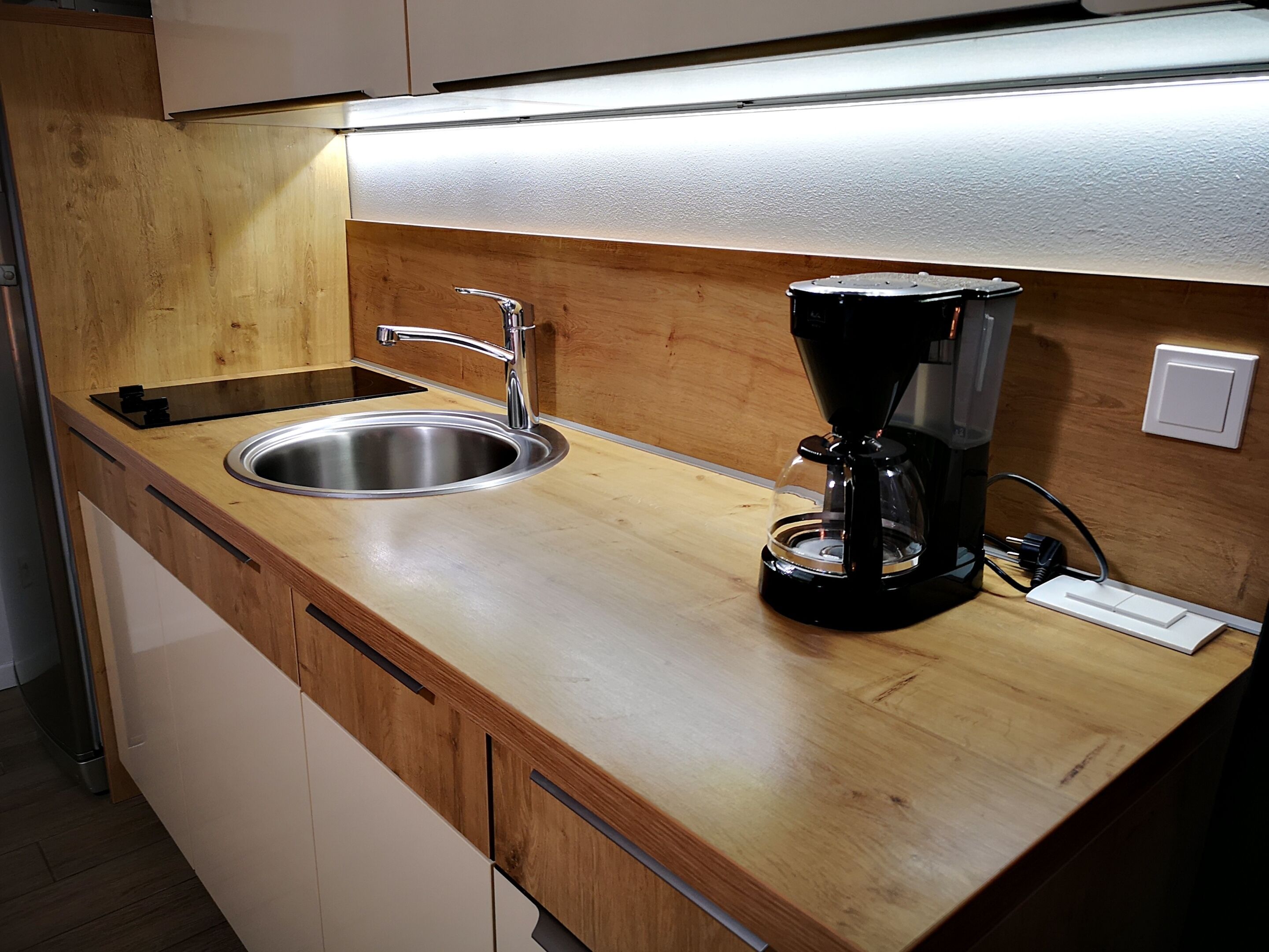 Coffee/tea maker, fridge, microwave, stovetop