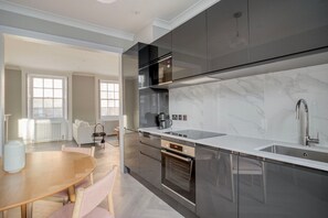 Réfrigérateur, micro-ondes, four, plaque de cuisson