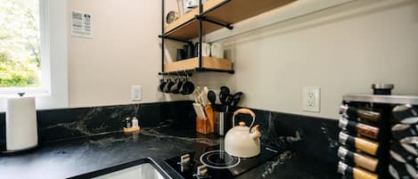 Cafetera y tetera, refrigerador, microondas y tostadora