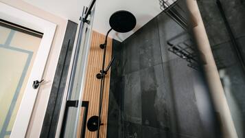 Douche, sèche-cheveux, serviettes fournies, savon