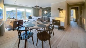 A dining area with a round table, chairs, and a view of the outdoors. - 3 bedroom gorgeous home in Ullared (Ullared)