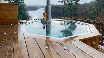 Banyera d'hidromassatge a l'aire lliure