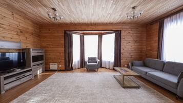 Comfort Cottage | Blackout drapes, soundproofing, iron/ironing board, free WiFi