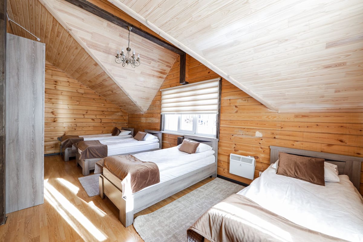 Comfort-mökki | 3 makuuhuonetta, pimennysverhot, äänieristys, silitysrauta/-lauta