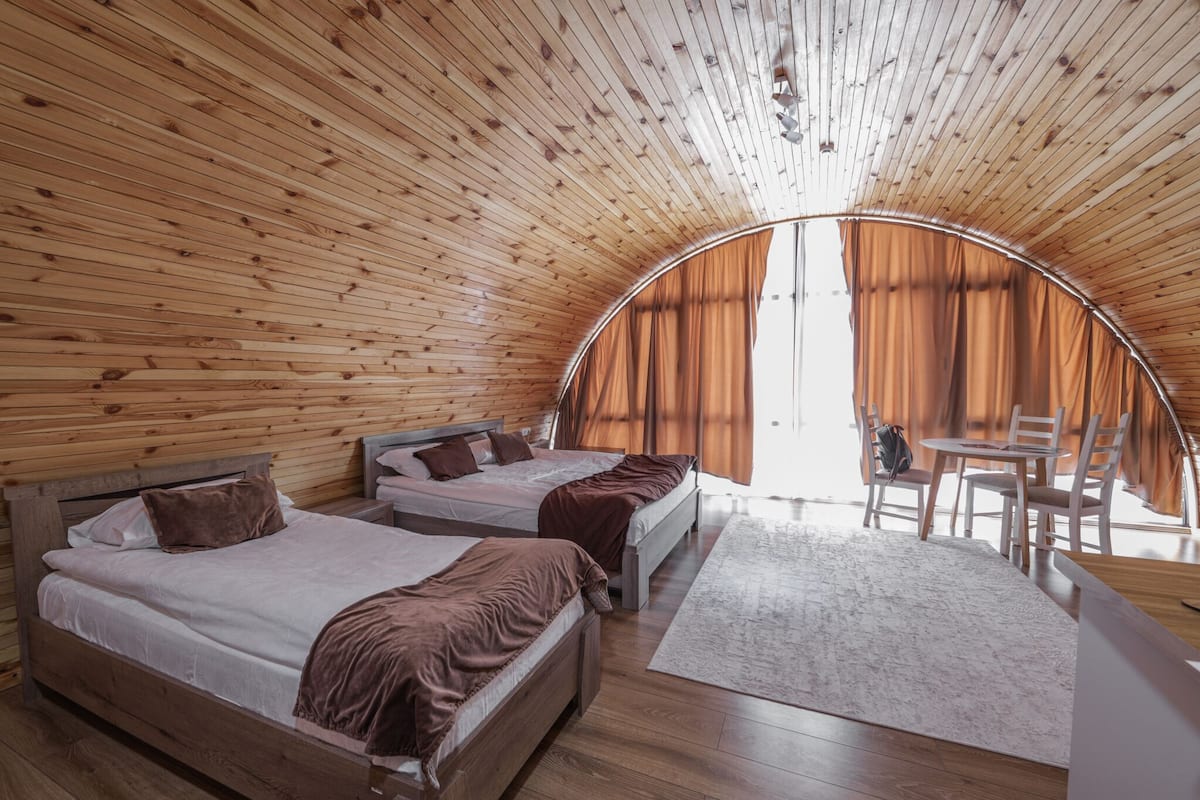 Design-mökki, useita sänkyjä | 3 makuuhuonetta, pimennysverhot, äänieristys, silitysrauta/-lauta