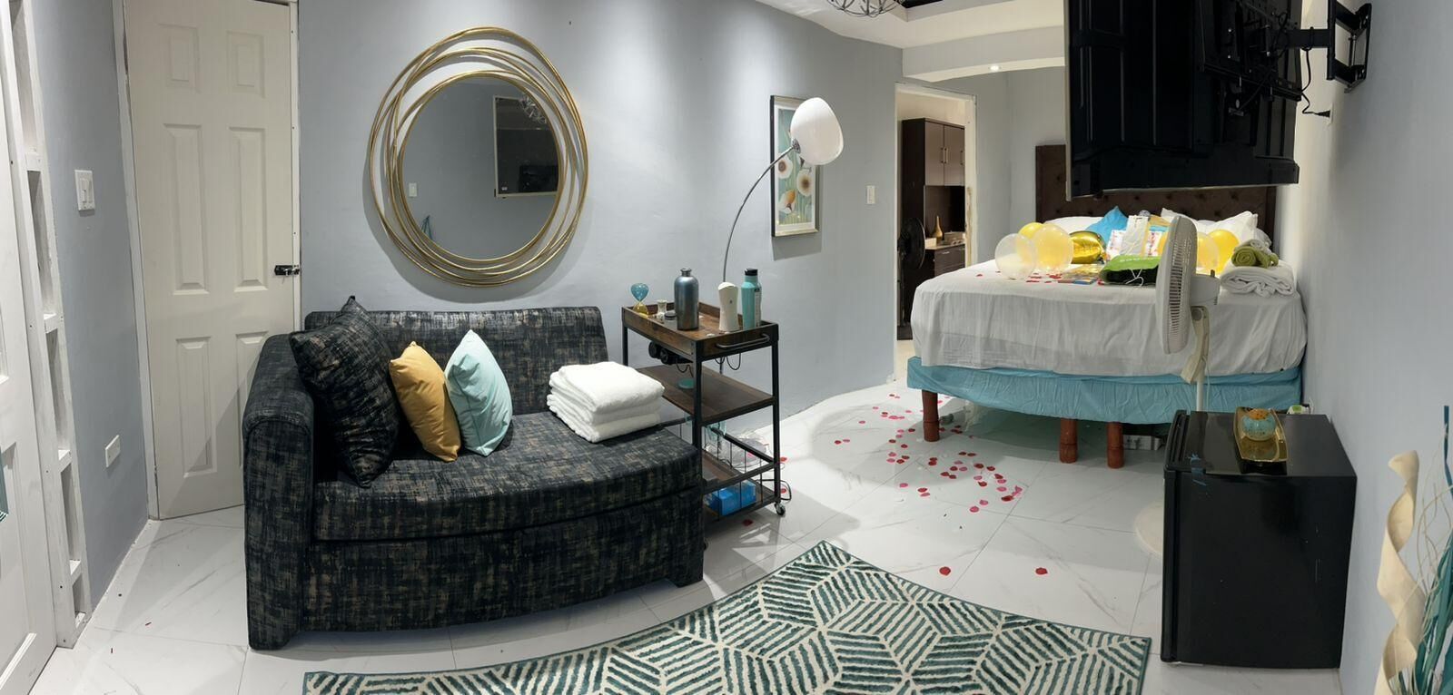 Apartemen Mewah | Brankas, didekorasi berbeda-beda, dan tirai kedap cahaya