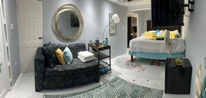 Apartemen Mewah | Brankas, didekorasi berbeda-beda, dan tirai kedap cahaya