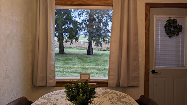 A window with curtains, a wreath on the door, and a sign with "GRACE & GRATITUDE" on the windowsill. - The Highland View House (Somerset)