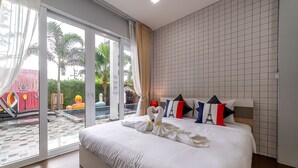 Une chambre d’hôtel moderne avec un grand lit, une vue sur l’espace piscine et un mur recouvert de carreaux.