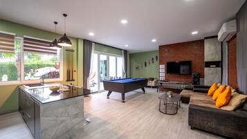 Exclusive Villa, 5 Bedrooms | Living area