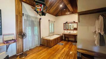 Dusch, miljövänliga toalettartiklar, hårtork och bidé