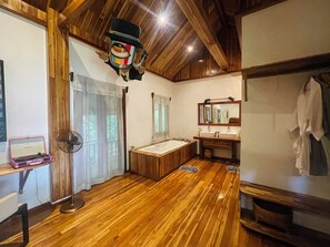 Dusche, umweltfreundliche Kosmetikartikel, Haartrockner, Bidet