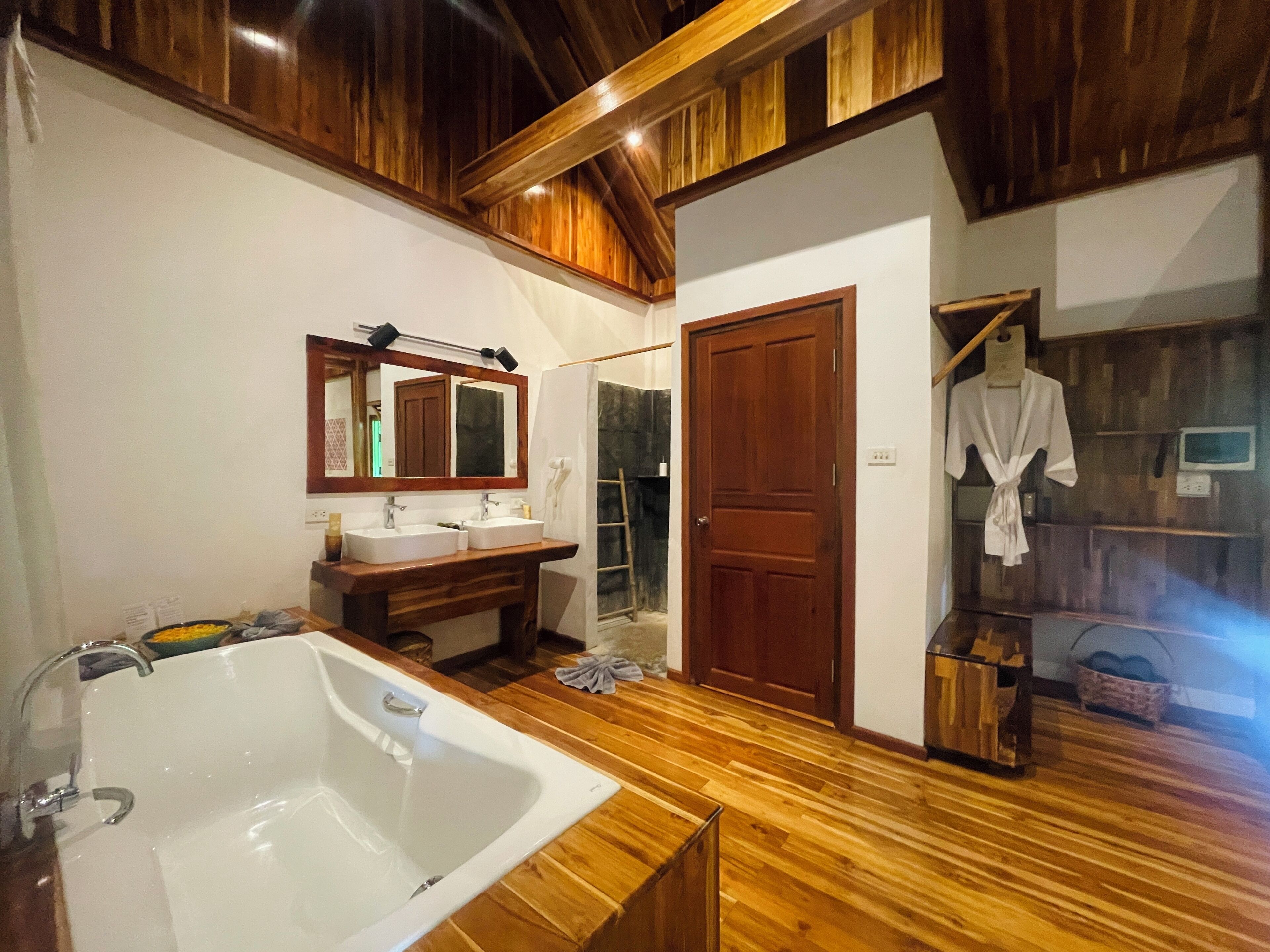 Dusche, umweltfreundliche Kosmetikartikel, Haartrockner, Bidet