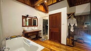 Dusch, miljövänliga toalettartiklar, hårtork och bidé