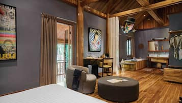 1 habitación, caja de seguridad en la habitación y escritorio