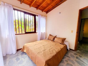 Traditional Room | Premium bedding, down duvets, free WiFi - Hostal - Casa Rionegro (Rionegro)
