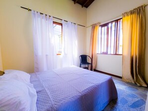 Traditional Room | Premium bedding, down duvets, free WiFi - Hostal - Casa Rionegro (Rionegro)