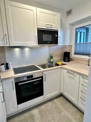 Fridge, microwave, oven, stovetop - 3060 - Haffkamp 22 Grömitz - Wohnung am Haffkamp 22 (Grömitz)