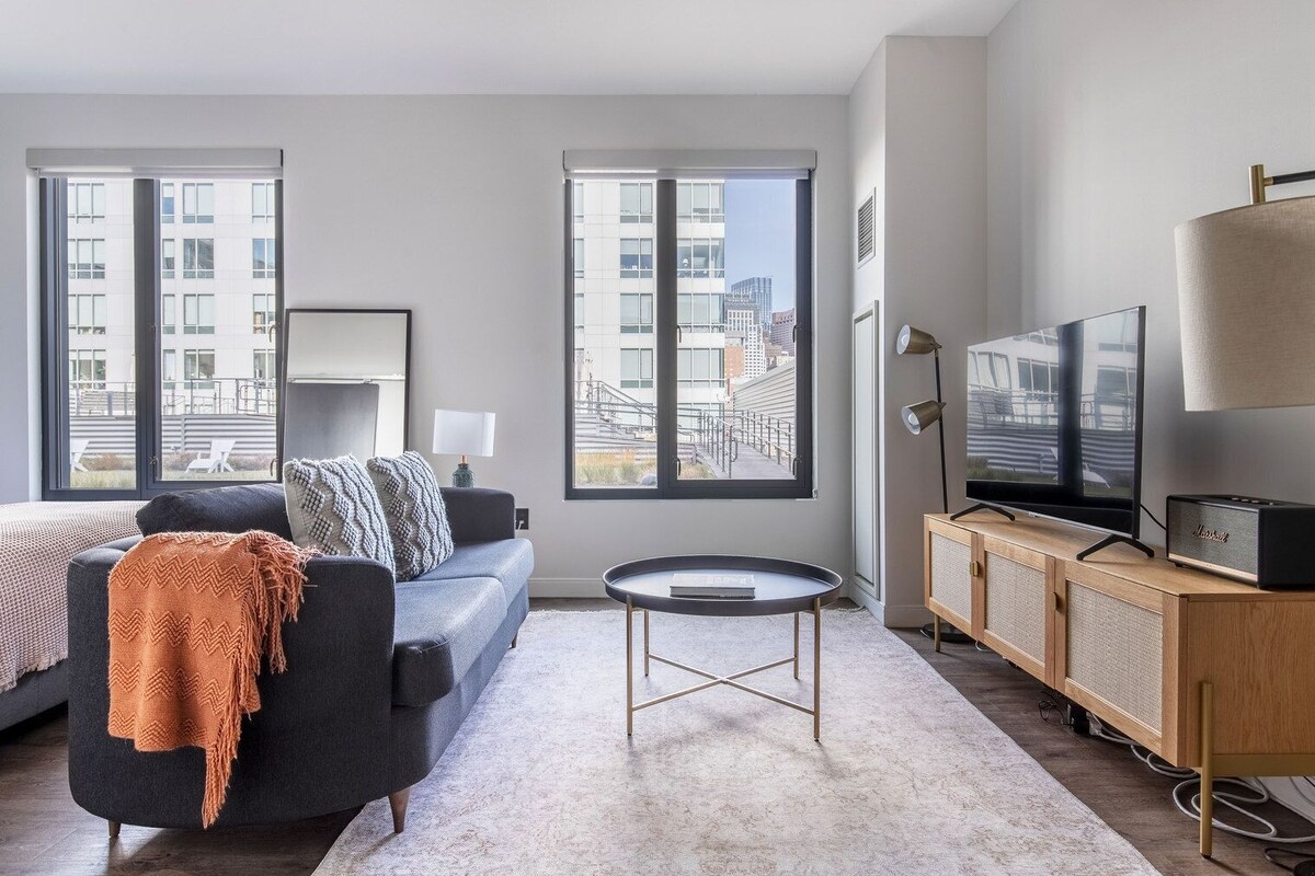 Tasteful South End Studio w/ Gym & W/D, nr Groceries, by Blueground