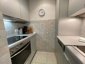 Fridge, microwave, oven, stovetop - Suite 2-meer-blick - Haus Kampbarg (Kampen (Sylt))