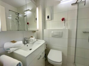 Shower, hair dryer, towels - Suite 2-meer-blick - Haus Kampbarg (Kampen (Sylt))