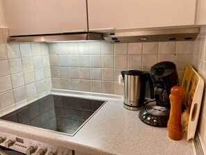 Fridge, microwave, oven, stovetop - Suite 2-meer-blick - Haus Kampbarg (Kampen (Sylt))