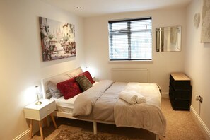 2 habitaciones, tabla de planchar con plancha, wifi y ropa de cama 