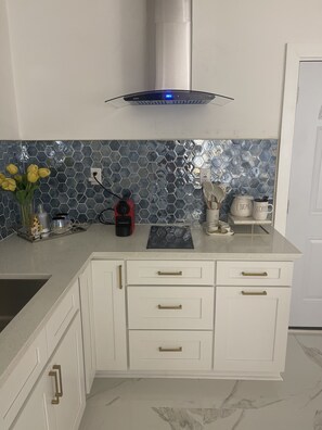 Geladeira, cooktop, cafeteira/chaleira