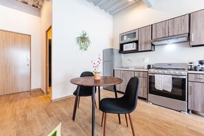 Réfrigérateur, four à micro-ondes, un four, surface de cuisson