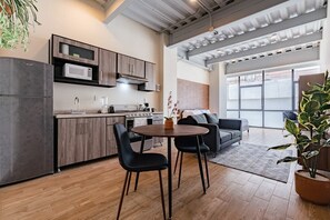 Kylskåp, mikrovågsugn, ugn och spishäll