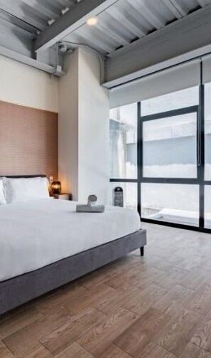 1 dormitori, escriptori, planxa i posts de planxar i wifi 