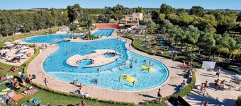 Lovely apartment in villa for 5 guests with A/C, pool, terrace and pets allowed