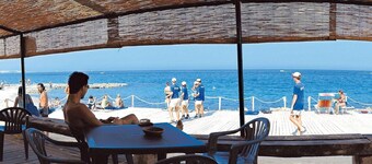 Nice apartment in villa for 5 guests with pool, A/C, terrace, pets allowed and parking