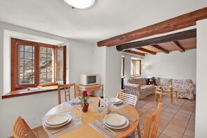 Dining - Rustico Esterina, Lavertezzo, Val Verzasca, Switzerland (Lavertezzo, Val Verzasca)