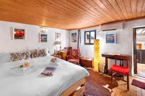 A bedroom with a bed, a desk, a chair, and a window. - Casa Carla 2 Stone House with Balcony, Vogorno, Switzerland (Vogorno)