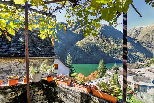 Escape to a serene lakeside retreat surrounded by lush foliage and picturesque mountain views.