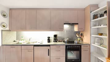 Fridge, oven, stovetop, dishwasher