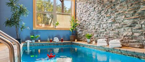 Kolam renang tertutup